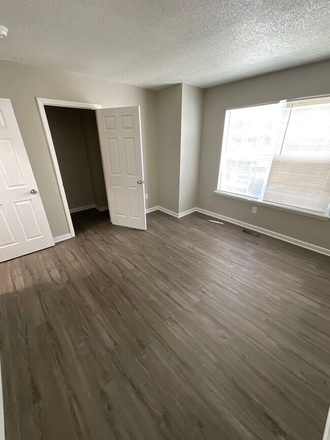 Building Photo - 3 Bed 1.5 Bath