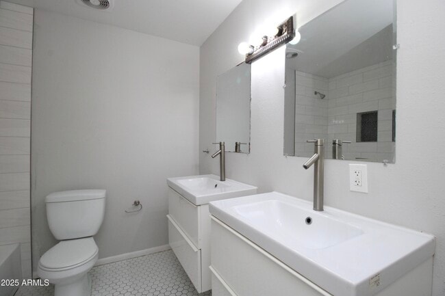 Building Photo - 537 E Laguna Dr