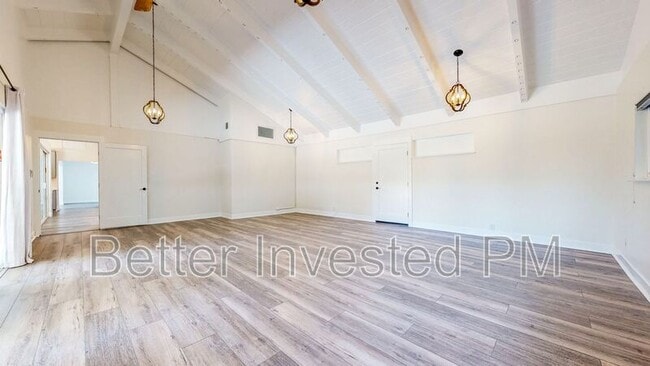 Building Photo - 475 Country Club Dr