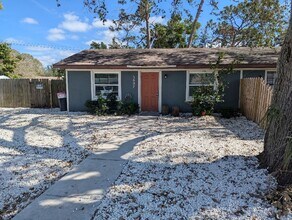 Building Photo - Lovely 3 bed 2 bath duplex