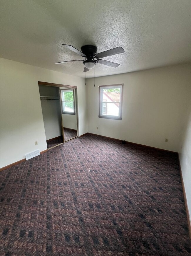 Building Photo - Millcreek 3 Bedroom House