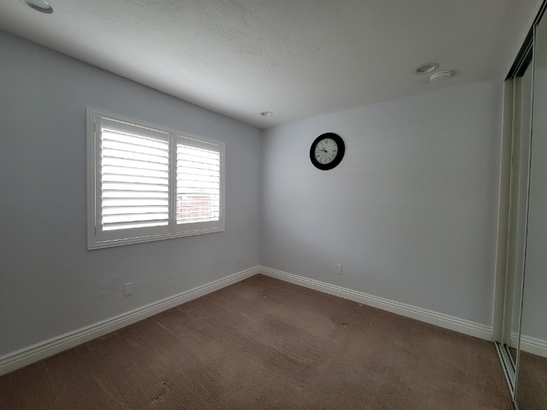 Building Photo - 716 Valley Crest Dr