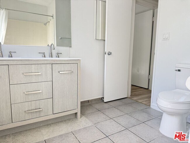 Building Photo - 1438 S Canfield Ave