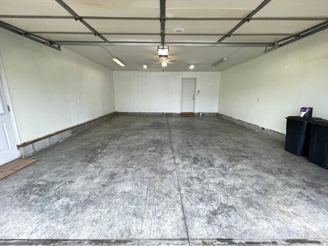 Building Photo - Beautiful Shelbyville Home For Rent