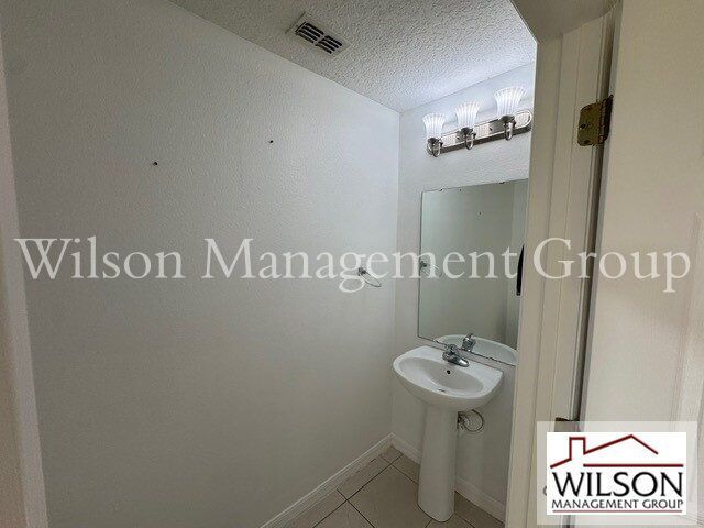 Building Photo - 413 Country Cottage Ln