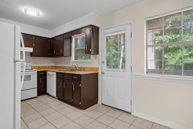 Building Photo - 501 S Edgewood Cir