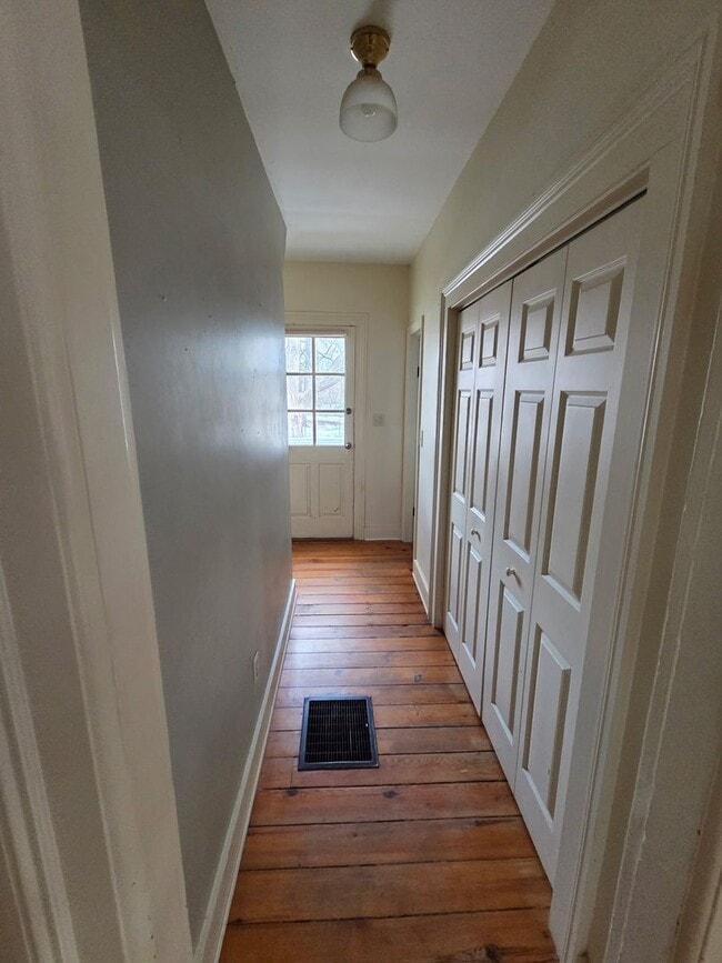 Building Photo - 4 Bed 2 Bath