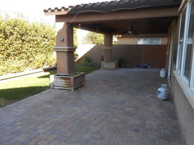 Building Photo - Beautiful Spacious Home in Mountains Edge