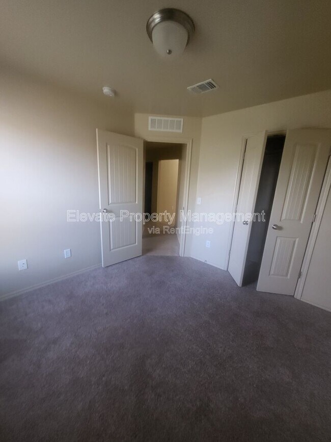 Building Photo - 923 West Prairie Wind Way