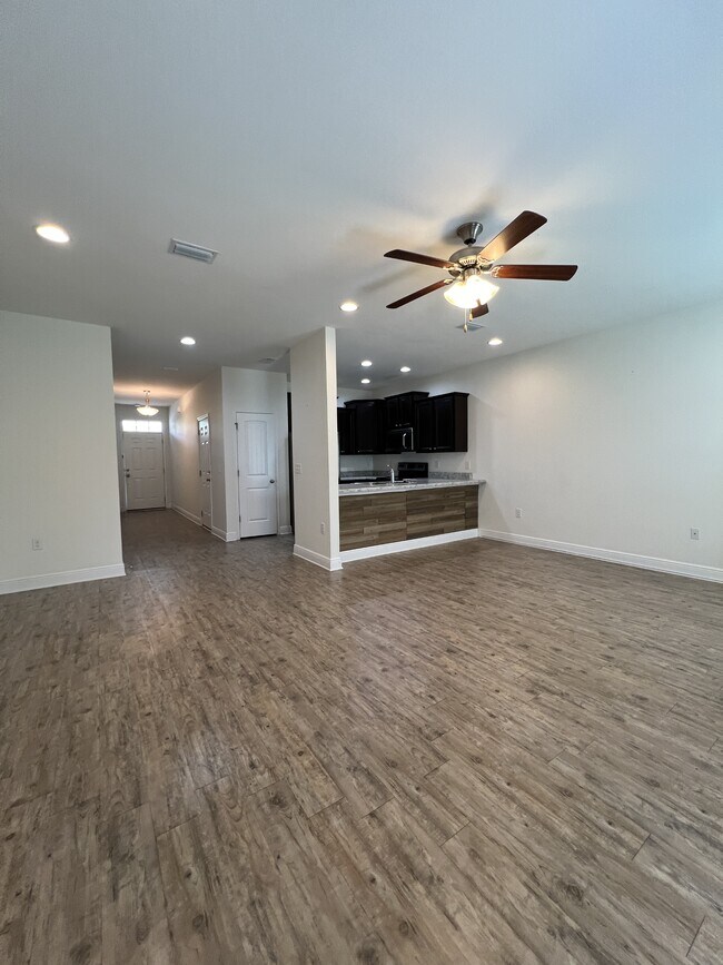 Building Photo - 151 Iron Horse Dr E