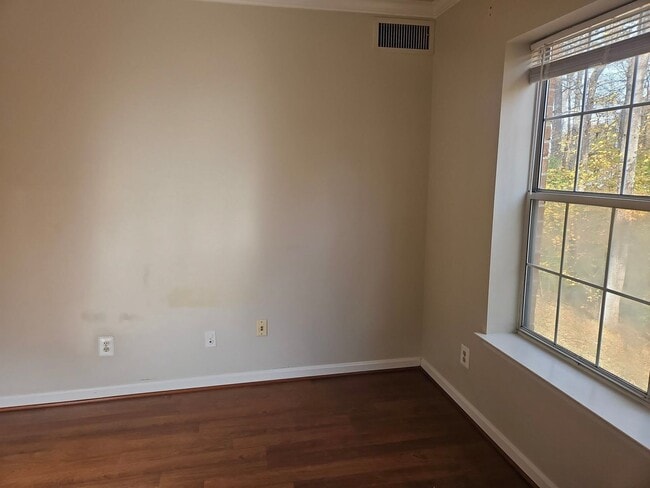 Building Photo - Bright and Cozy 1 Bed 1 Bath Condo In With Balcony In Vibrant Burke Cove