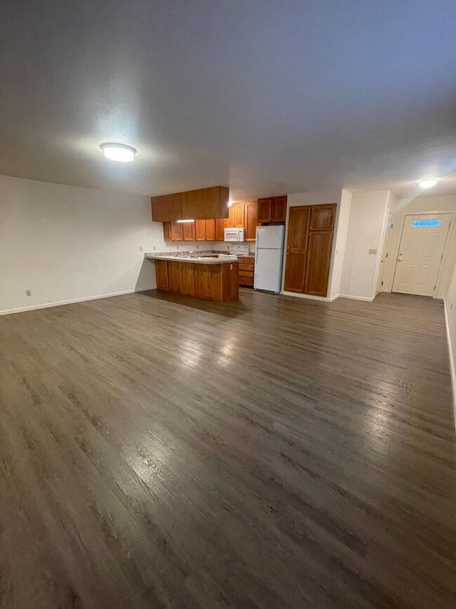 Building Photo - Convieniently located charming duplex with modern updates!