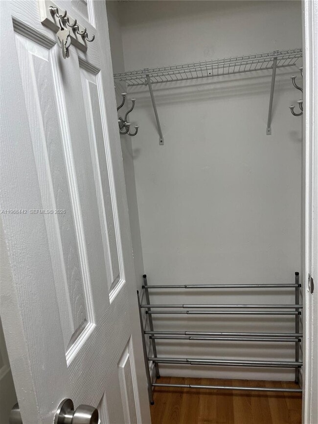 Building Photo - 570 S Park Rd