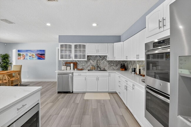 Building Photo - 6701 Hillside Ln