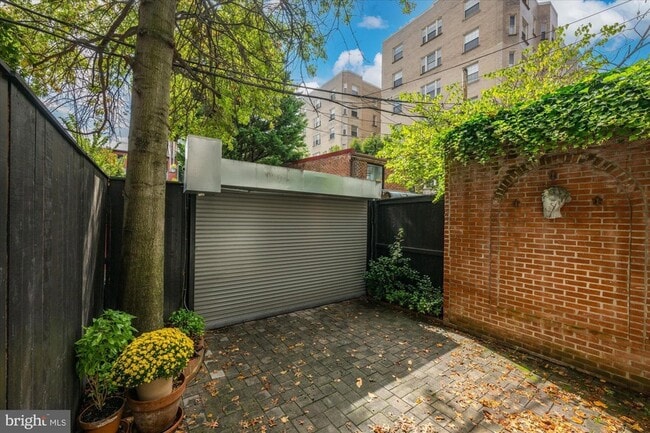 Building Photo - 1524 Swann St NW