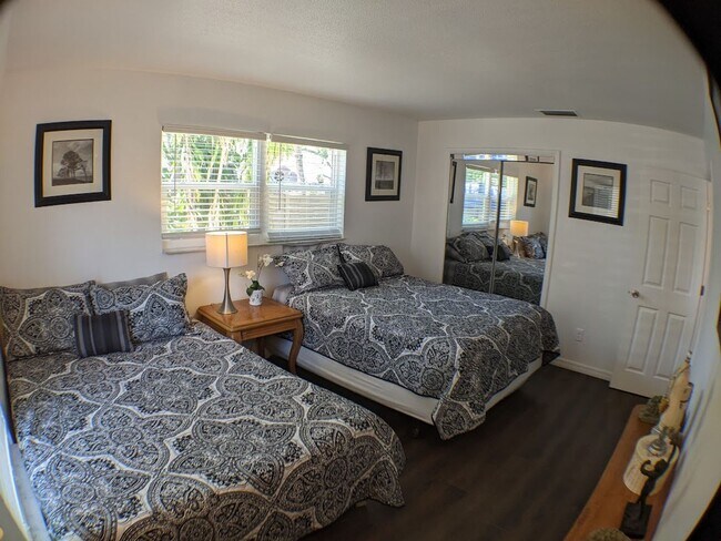 Building Photo - 2 Bed / 1 Bath Cozy Downtown Duplex Apartment