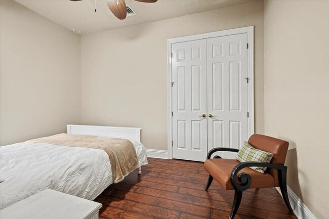 Building Photo - 5829 NW Zenith Dr