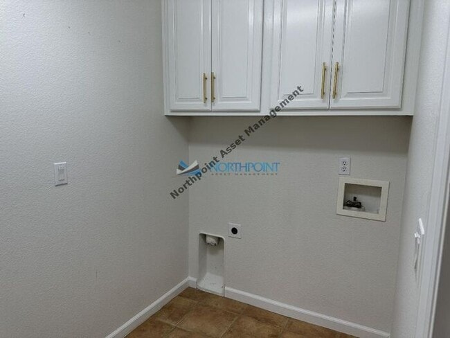 Building Photo - 4BR/3BA w/ Solar + Downstairs Bed/Bath in Whitney Oaks