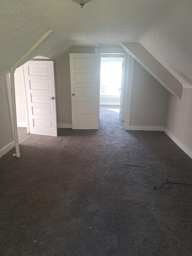 Building Photo - 3255 E 130th St