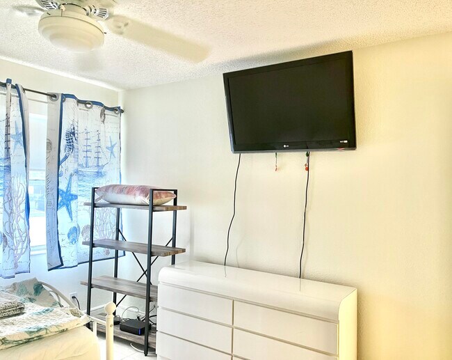 Building Photo - 347 Normandy Ln