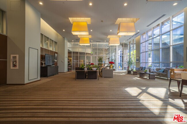 Building Photo - 801 S Grand Ave