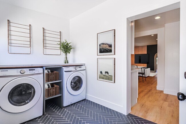 Building Photo - Chic Fully Renovated Luxury Home in the Burbank Hills!