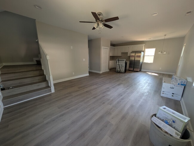 Building Photo - Room in House on Hart St