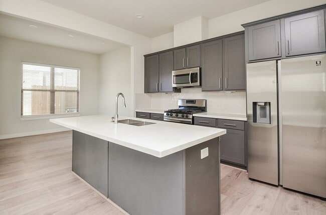 Building Photo - 1103 Fuschia Rd