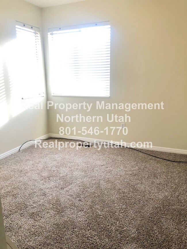 Building Photo - 4 Bedroom 2.5 Bathroom House In Layton Available!