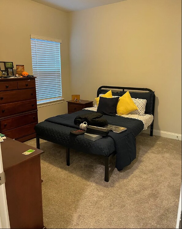 Building Photo - "Charming 3-Bedroom Retreat with 2 Baths and 1944 Sq. Ft. and fenced yard