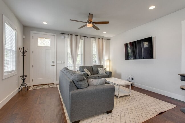 Building Photo - Available Now! 4 Bed, 3.5 Bath, Convenient...