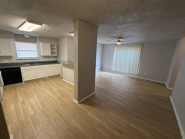 Building Photo - Townhouse Available Now!