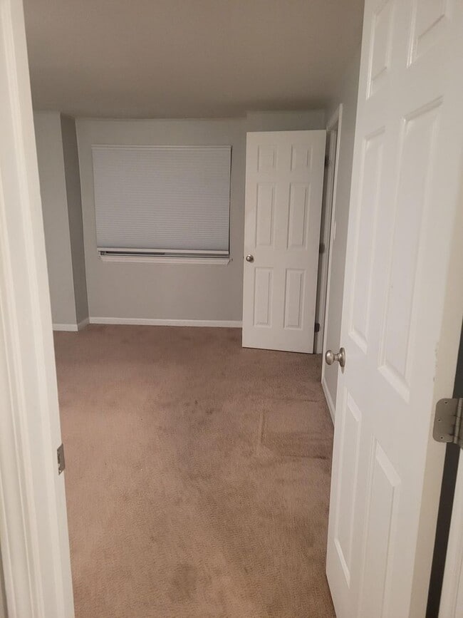 Building Photo - 2 Bedroom 1.5 Bath Berkley Townhouse