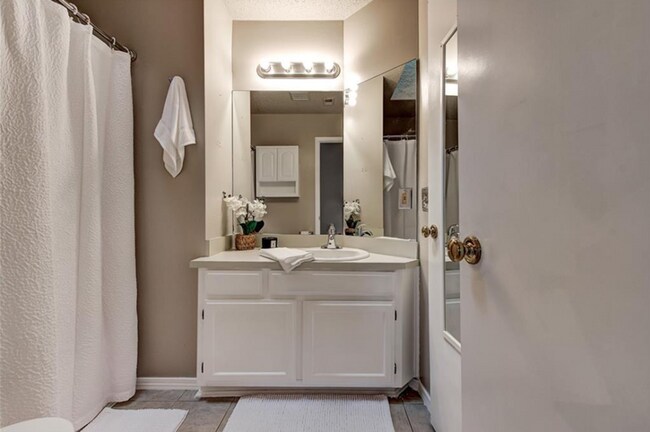 Building Photo - Charming 2-Bedroom, 1-Bathroom Home in Pea...