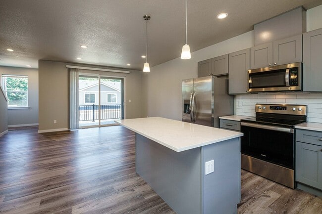 Building Photo - Move In Ready 3 Bedroom 2.5 Bathroom - Convenient Camas Location