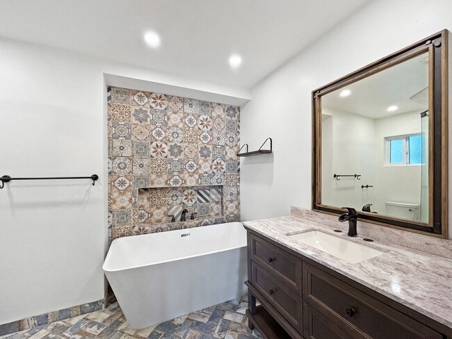 Building Photo - Charming & Spacious 3B/2BA House in La Mes...