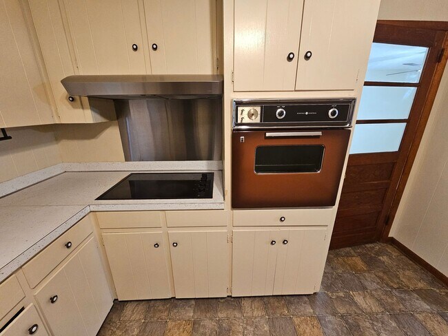 Building Photo - Beautiful 3 Bedroom Ranch in Central Manchester