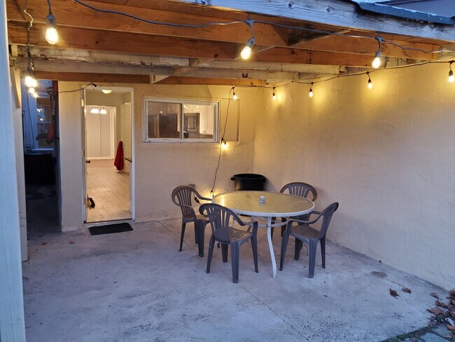 Patio w lighting - 1615 E Eyre St