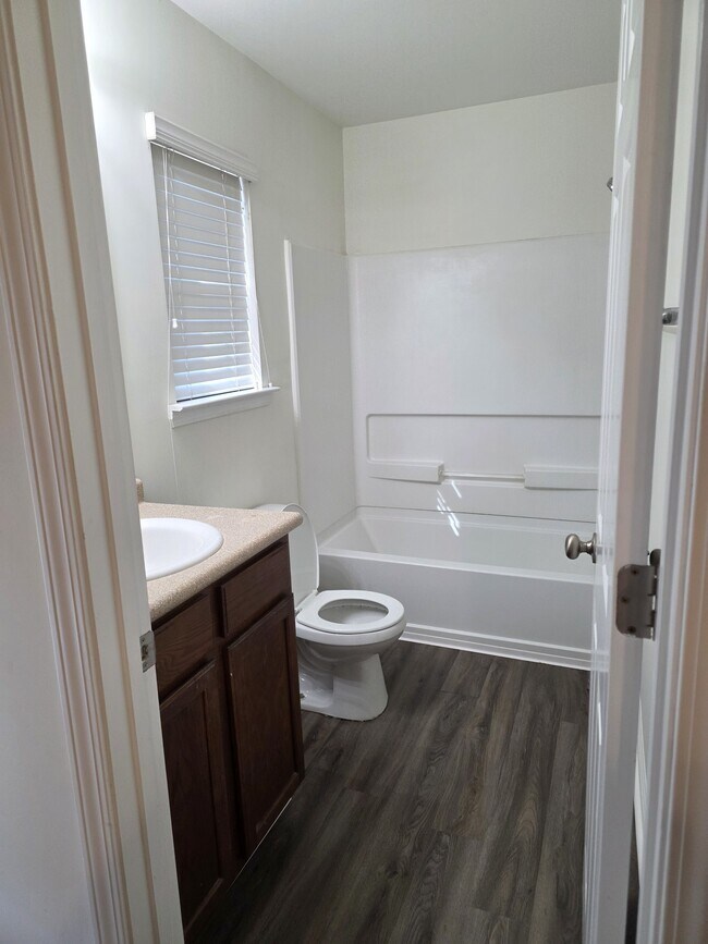 Building Photo - 103 Five Oaks Ct