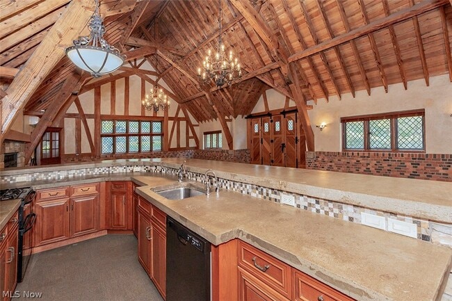 Building Photo - 7020 S Woodland Rd