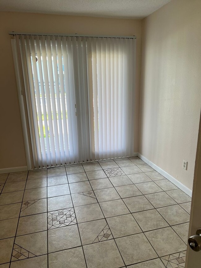 Building Photo - POOL-VIEW/ ACCESS - 2 Bedroom 1.5 Bath Tow...