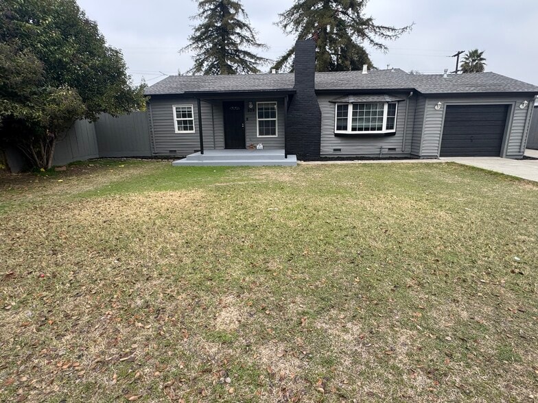 Huge front yard - 809 Badgley Dr