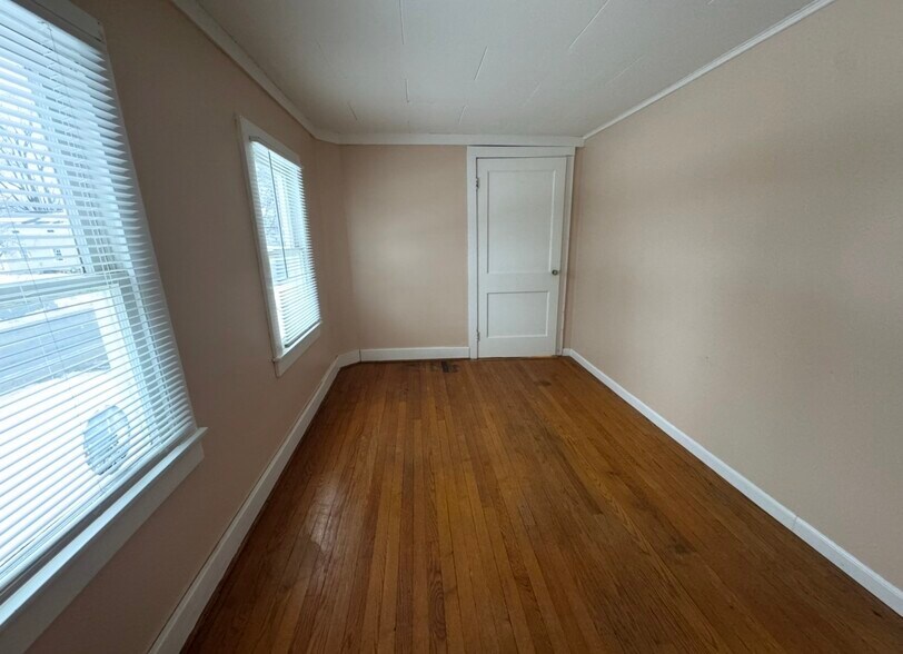 Building Photo - 1600 N Lyndonville Rd