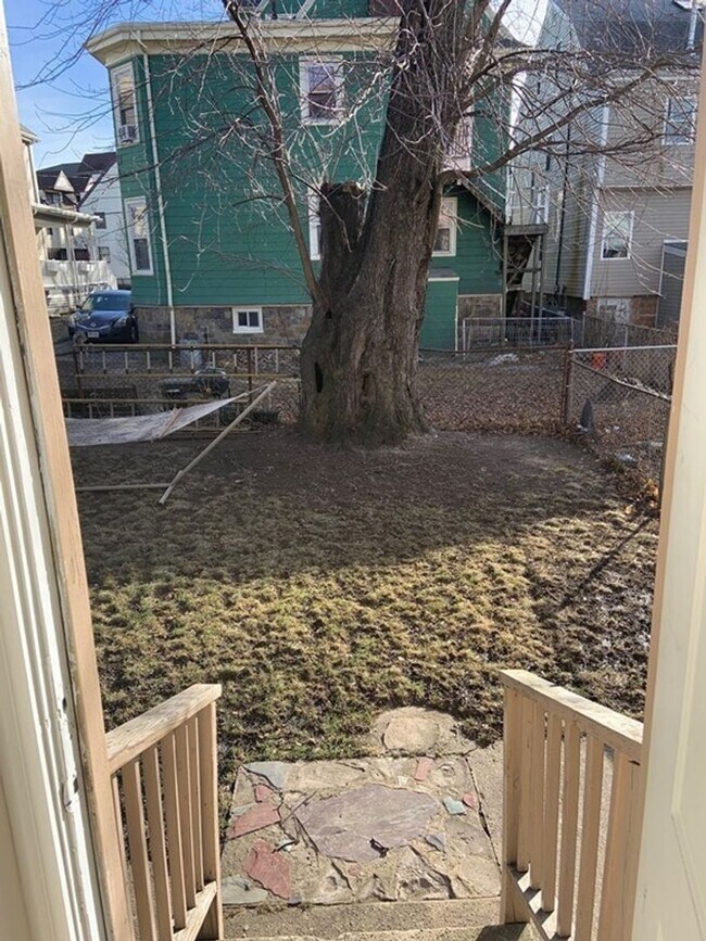 Building Photo - BU 1-bed split(2 Bedroom w/o LR) w/heat