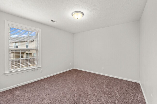 Building Photo - 597 Vinings Dr