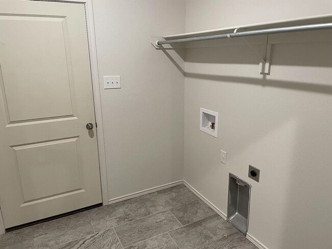 Building Photo - Like new 2/2 Townhome