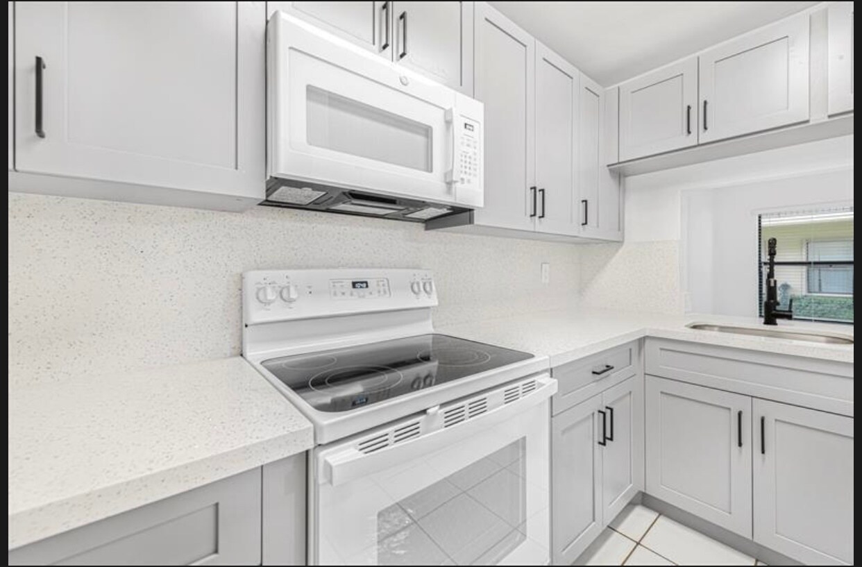 Kitchen - 10066 NW 6th St