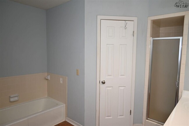 Building Photo - 907 Sugarbush Ln