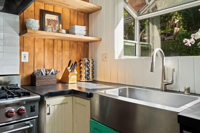 Building Photo - Sun-Filled Furnished/unfurnished Sausalito Home with Sweeping Bay Views