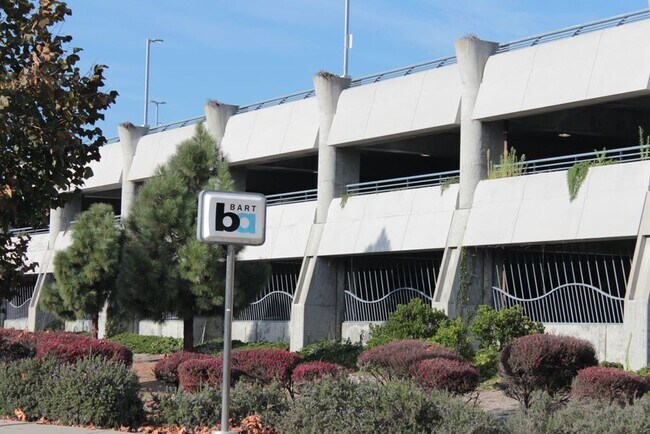 Building Photo - Ideal Location. .. Walk to Bart, Costco, Starbucks, Trader Joes, Kaiser Hospital